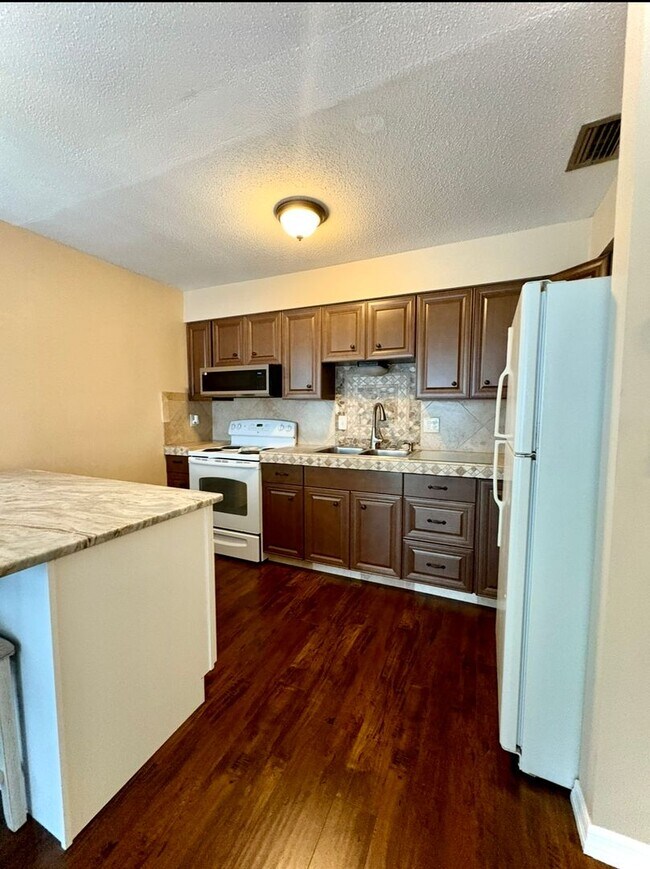 Building Photo - Beautifully Updated Condo in a Gated Activ...