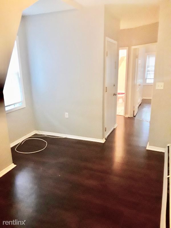 Building Photo - 2 br, 1 bath Townhome - 22 Seymour Ave
