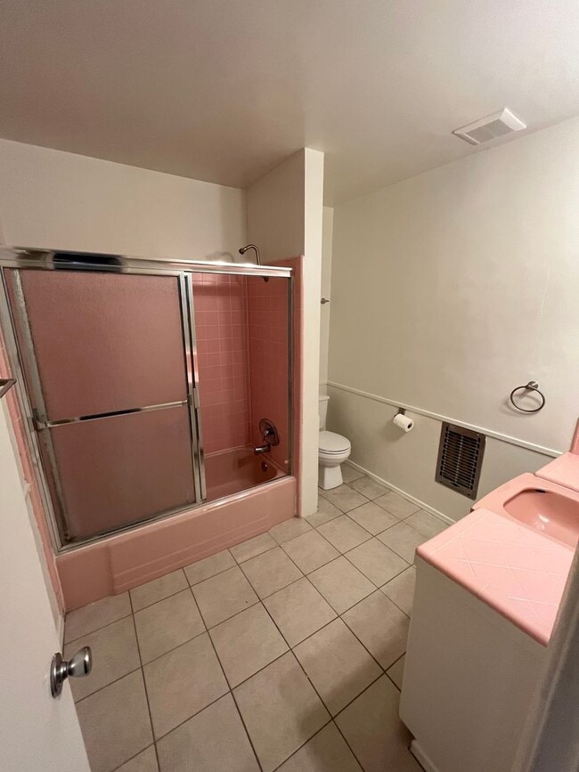 Building Photo - One bedroom condo with garage off Ocean Blvd.