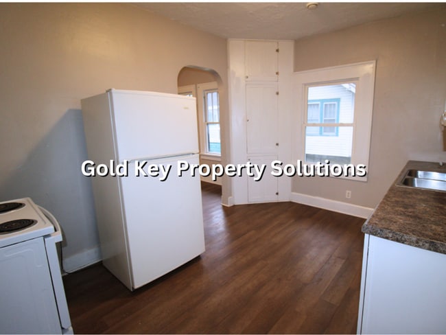 Building Photo - Spacious 2 BR 1 BA House with Covered Front Porch (SECTION 8 APPROVED)