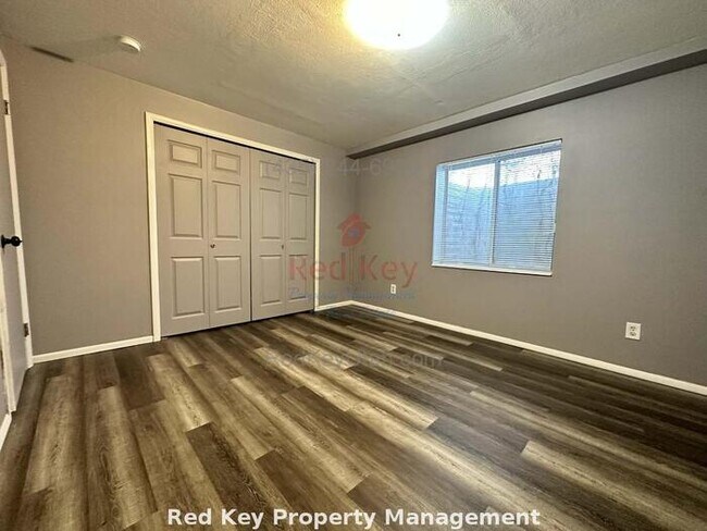 Building Photo - Skyline Dr. Single Family Home