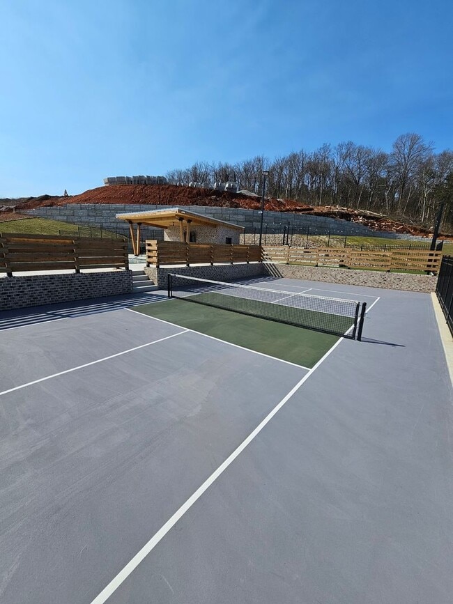 Building Photo - Fuller Style - Spacious 3-Bedroom Townhome with Pool and Pickleball Court