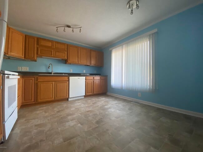 Building Photo - 220 Lakewood Dr