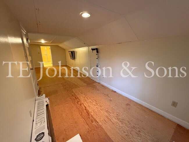 Building Photo - Spacious 3 Bedroom Home with Primary Suite on Main Level and 2-Car Carport