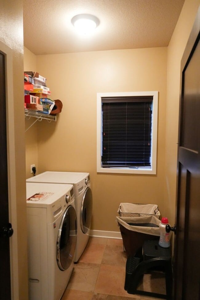 Building Photo - "Luxury Ranch Living: Your Dream Home with Furnished Basement in Urbandale"