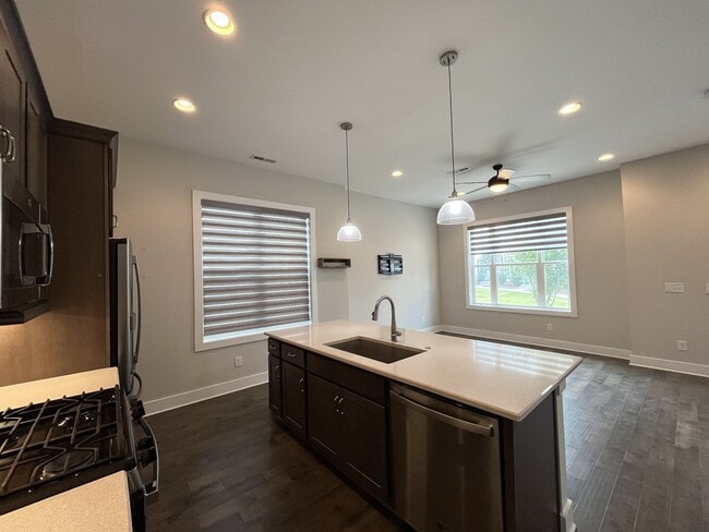 Building Photo - 2/2.5 - MODERN TOWNHOME IN THE NATIONS