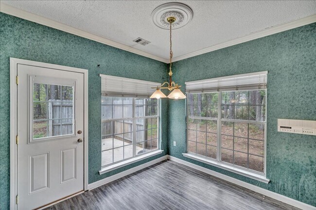 Building Photo - Country Club Living