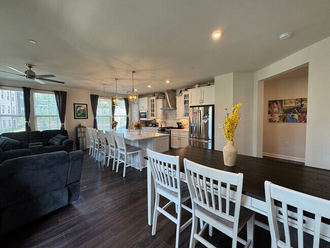 Building Photo - Stylish 2 Bed 2 Bath Condo With Den & Balc...