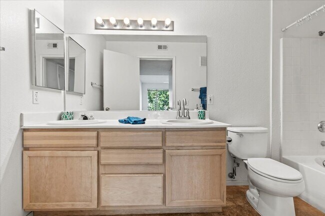 Building Photo - Bright, Modern 2 Bedroom Upstairs Condo, Community Pool, Gated, Covered Parking