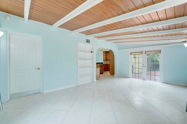 Building Photo - 744 W Ilex Dr