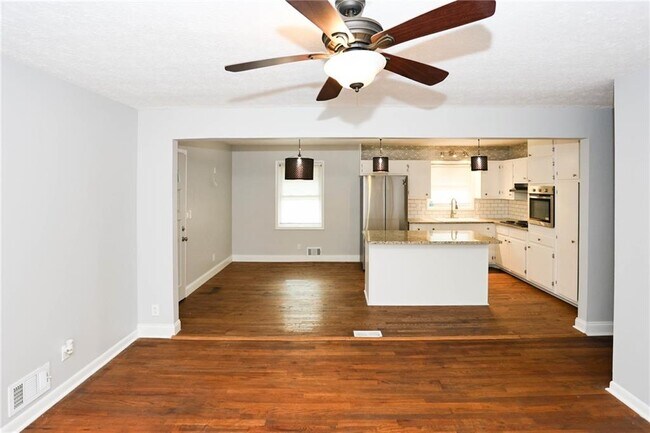 Building Photo - 667 Tara Cir SE