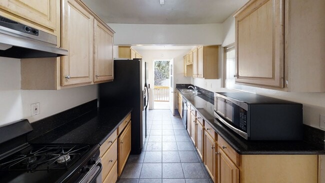 Building Photo - 5BR/2BA with Private Yard!