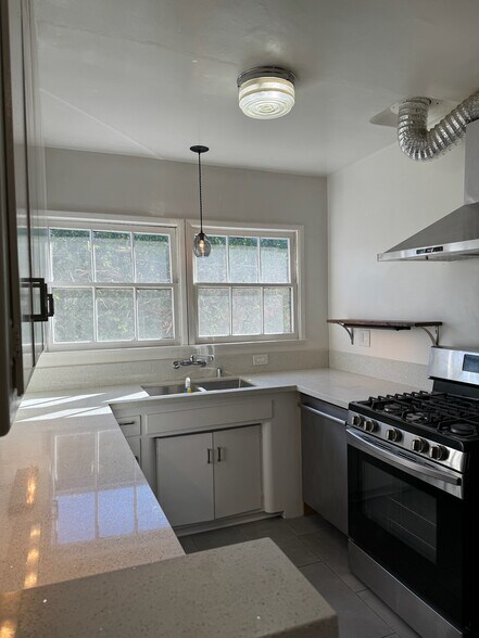 Building Photo - 1380 Masselin Ave