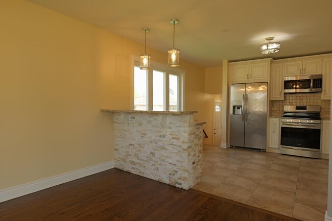 Building Photo - 10109 S Kilbourn Ave