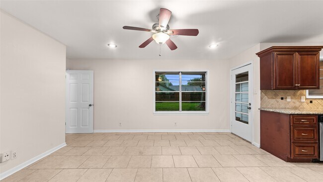 Building Photo - 9643 Val Verde St