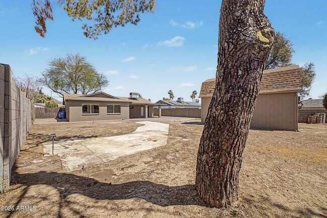 Building Photo - 2601 E Dahlia Dr