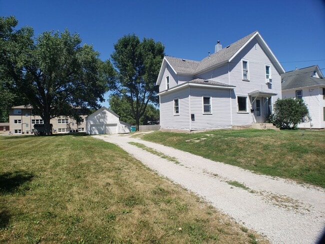 Building Photo - Cozy 2 Bedroom 1 bath Upstairs with Garage