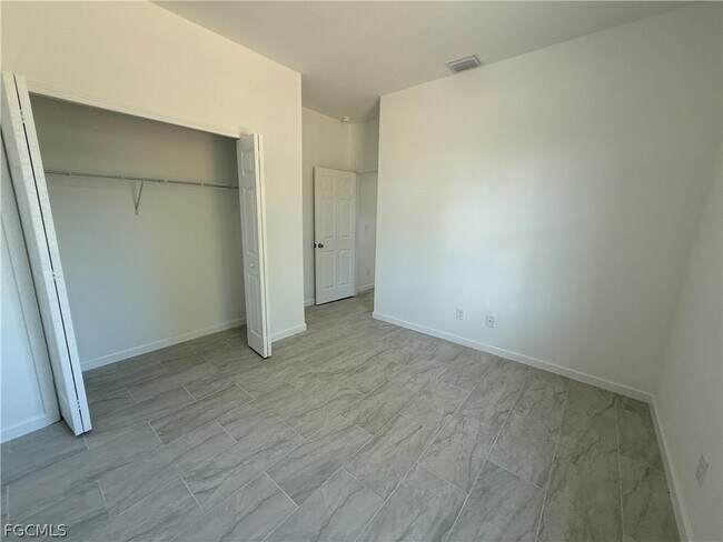 Building Photo - 1115 Cove St E