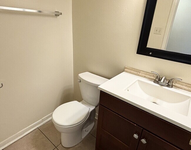Building Photo - "Charming 2-Bed Townhouse in Fort Walton B...
