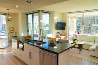 Building Photo - 300 Bowie St