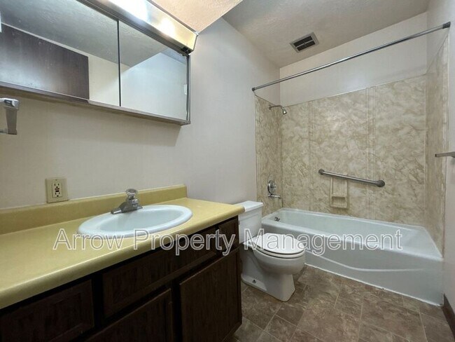 Building Photo - 1004 18th St