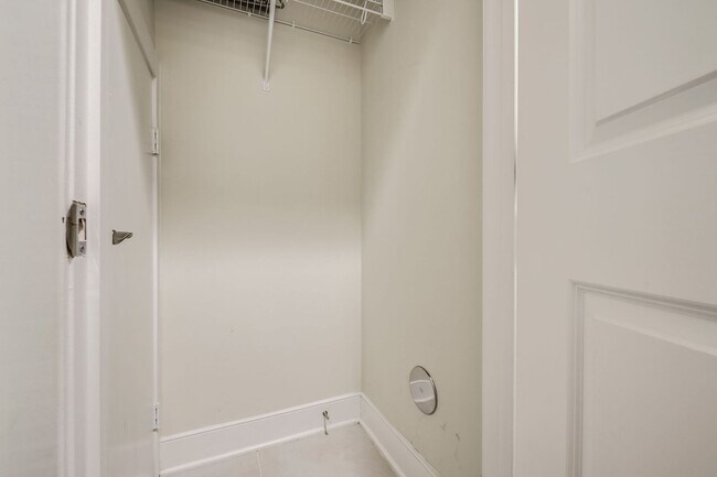 Building Photo - Updated 3br/2.5ba Condo Townhome Alexandria Walk to Metro