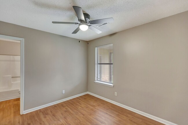 Building Photo - MOVE IN SPECIAL! Two Bedroom Pet-Friendly Unit in Gadsden Acres!