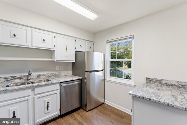 Building Photo - 15001 Cherrydale Dr