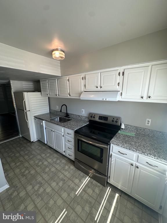 Building Photo - 8452 Sandstone Way