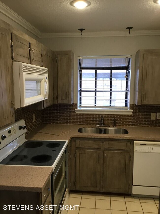 Building Photo - 2 br, 1.5 bath House - 3352 Eastwood Dr.