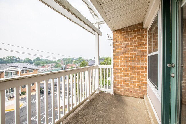 Building Photo - Charming 2 BR/2 BA Condo in Barry Farms!