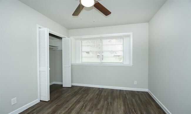 Building Photo - 9205 Vicksburg Ave