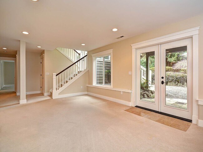 Building Photo - Amazing Kirkland Craftsman