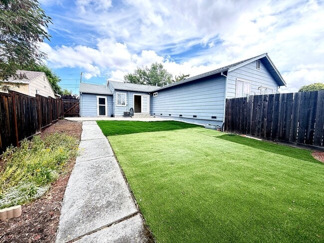 Building Photo - 2314 Upland Dr
