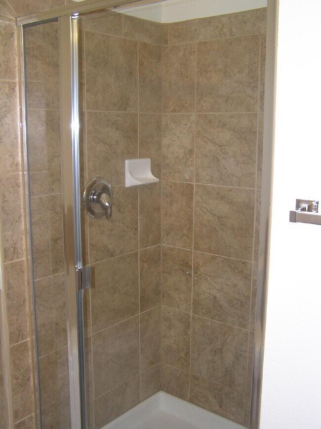 Building Photo - 2BR/2.5BA High-End Townhome with Attached ...