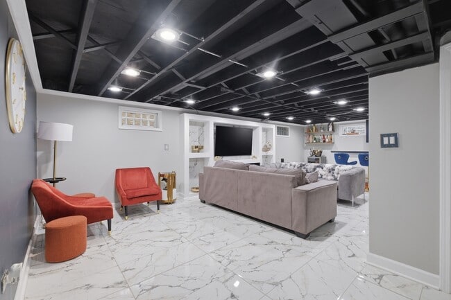 Building Photo - 9728 S Tripp Ave