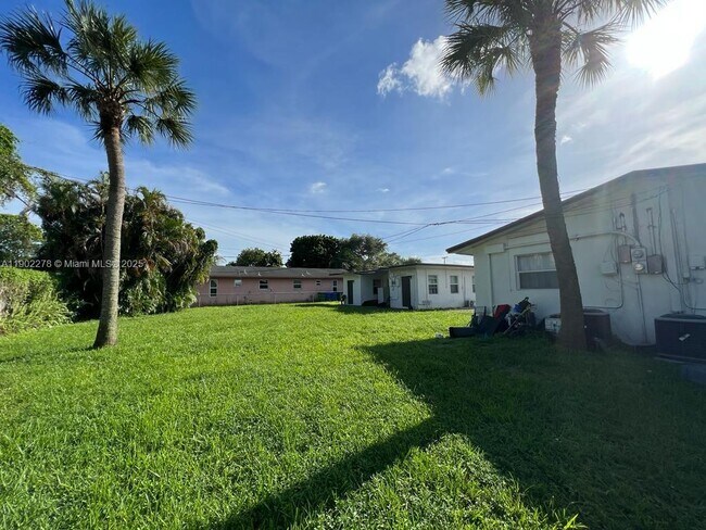 Building Photo - 1412 SW 41st Ave