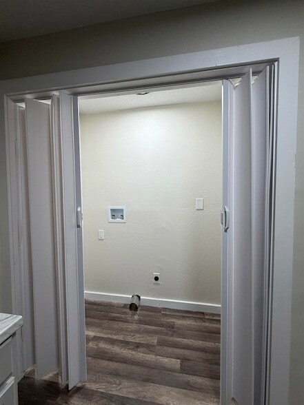 Building Photo - 8 E Brooks Rd