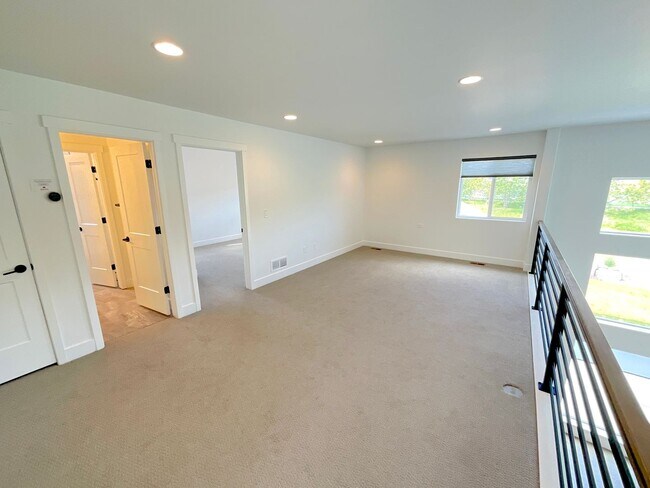 Building Photo - 5 Bedroom Home Available Near Baptist Rd &...