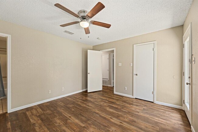 Building Photo - 906 Oleander Ln