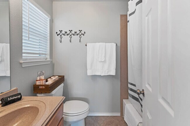 Building Photo - 730 E Mather St