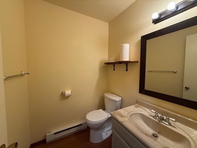 Building Photo - Aaron Village Condo!