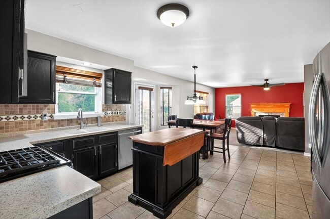 Building Photo - Spacious 4BR House in Oswego