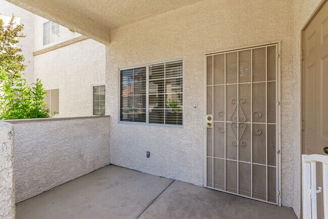 Building Photo - Upgraded 2 Bed 2 Bath with attached 1 Car ...