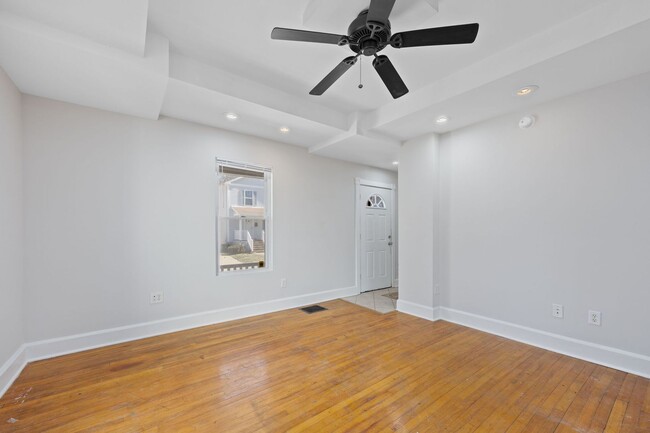 Building Photo - MADISONVILLE - Spacious 3 - 4 bedroom,  1 ...