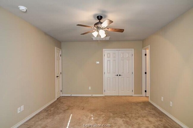 Building Photo - Available August 2026! Beautiful 5 Bed/4 B...