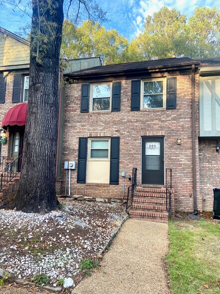 Primary Photo - 205 Old Rocky Ridge Ln