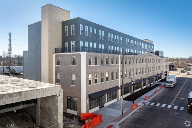 Building Photo - 18 W Main St