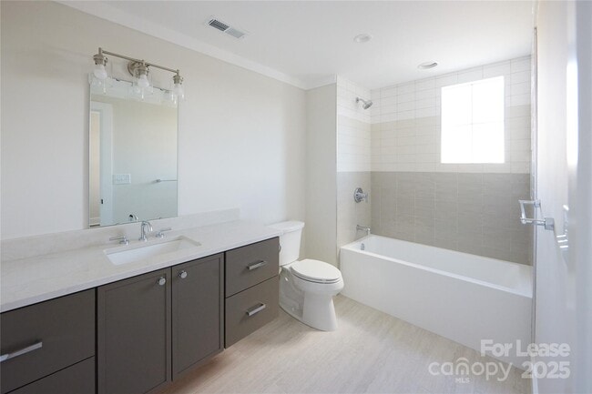 Building Photo - 1302 E 10th St