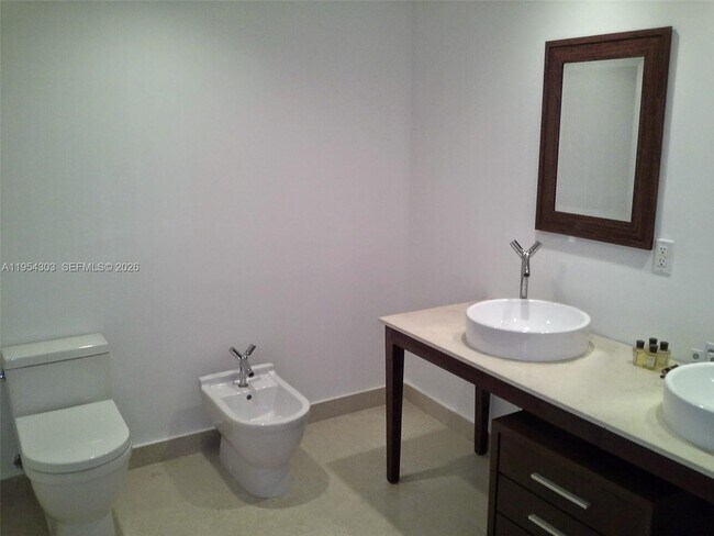 Building Photo - 495 Brickell Ave